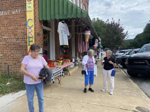 Street-scene of old country store that sells ice cream.