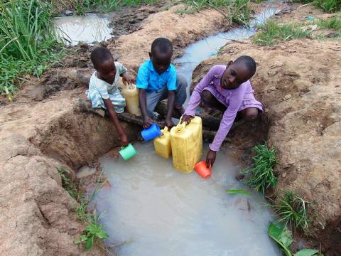 Children collecting water at Panyandere original water source. Photo credit: Hope 4 Kids International